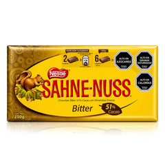 Envase de chocolate amargo Nestlé Sahne-Nuss sobre fondo blanco