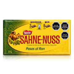 Una tableta de 250 gramos de chocolate Nestlé Sahne-nuss Pasas al Ron, procedente de Chile. Envuelta en un envoltorio amarillo y verde.