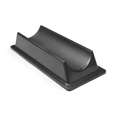 Componente de plástico negro sobre fondo blanco