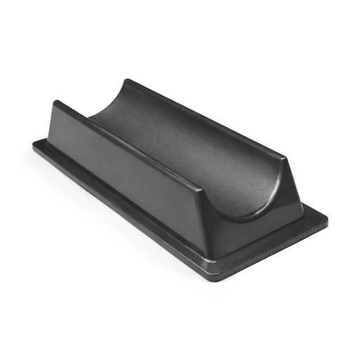 Componente de plástico negro sobre fondo blanco