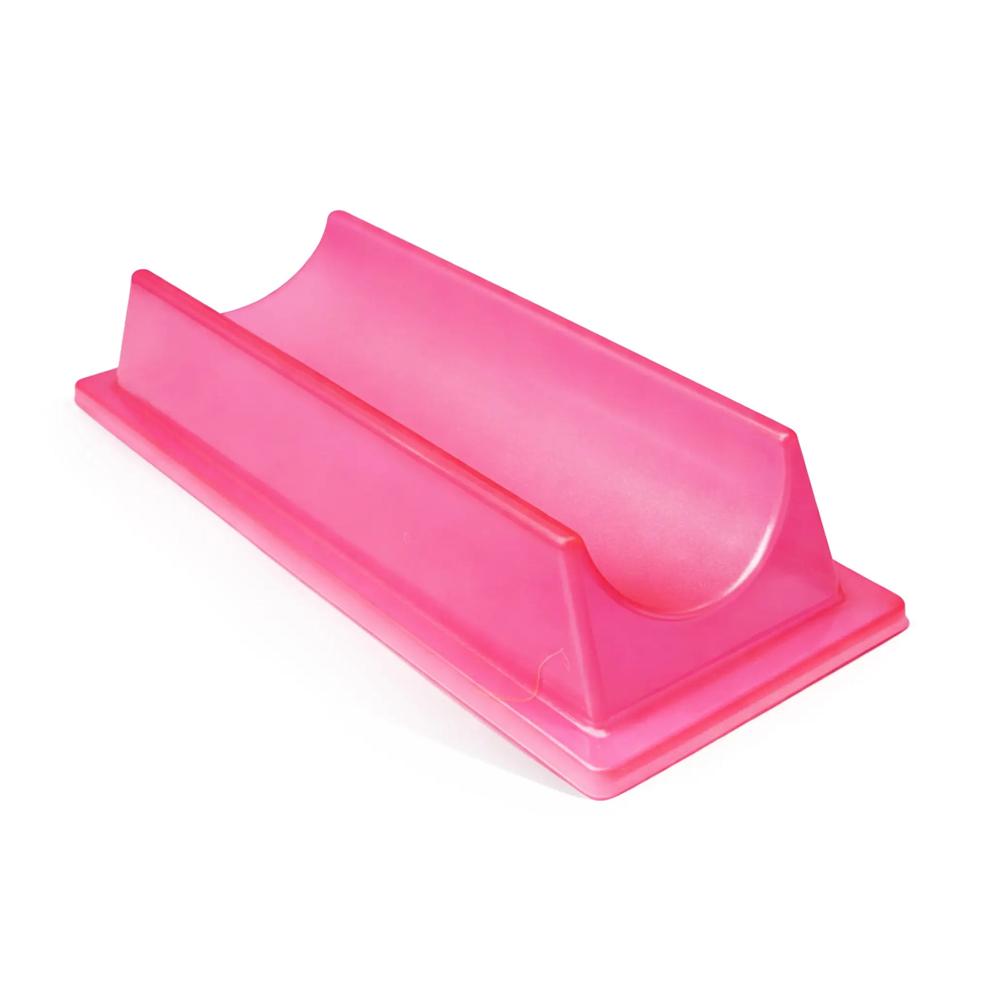 Herramienta de plástico rosa sobre fondo blanco
