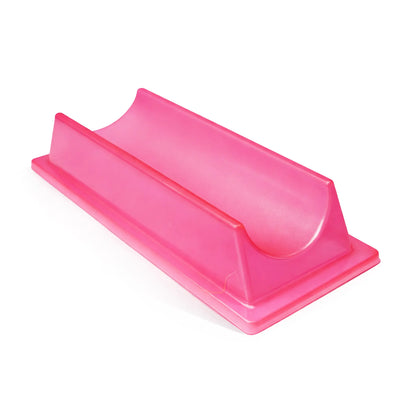 Herramienta de plástico rosa sobre fondo blanco