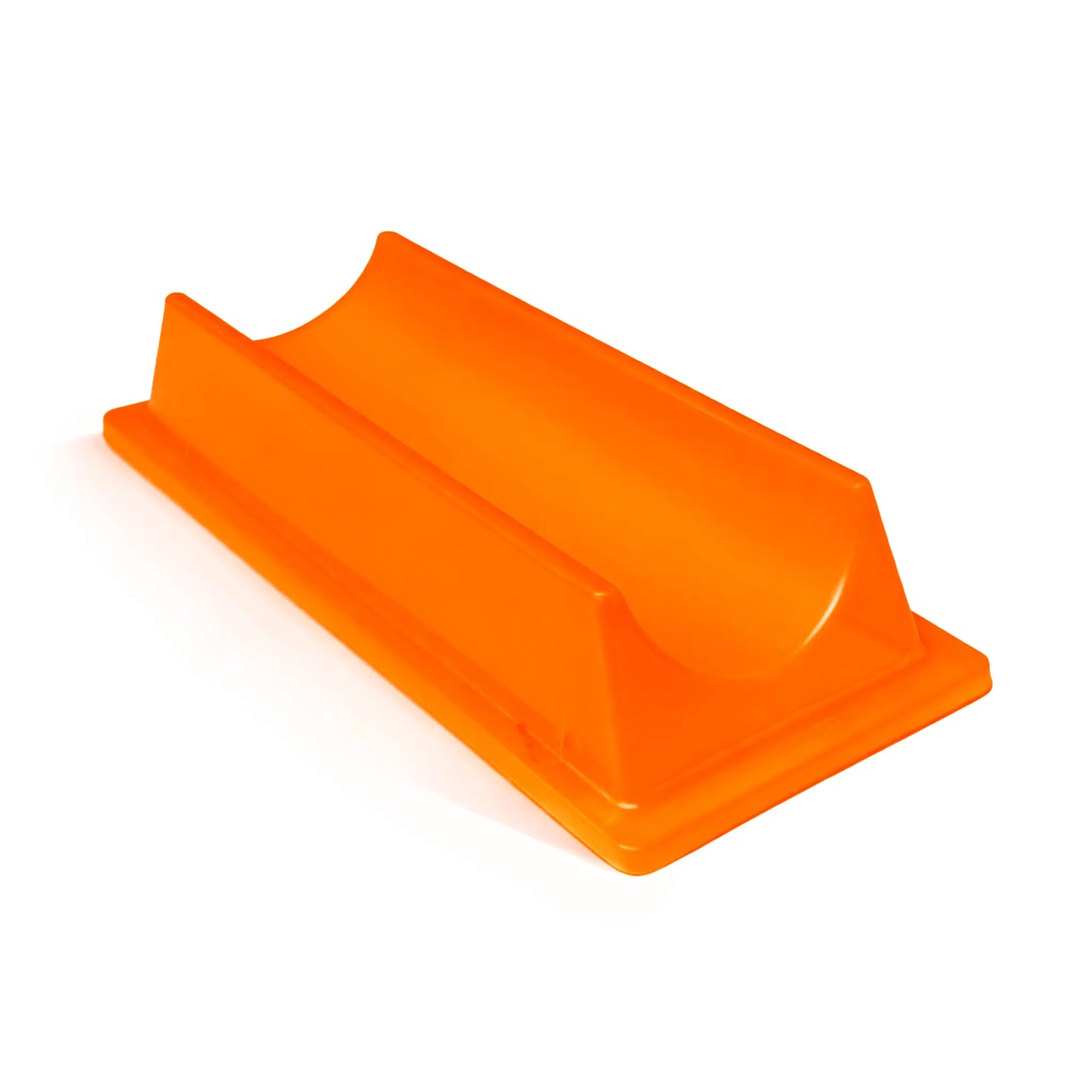 Componente plástico naranja sobre fondo blanco