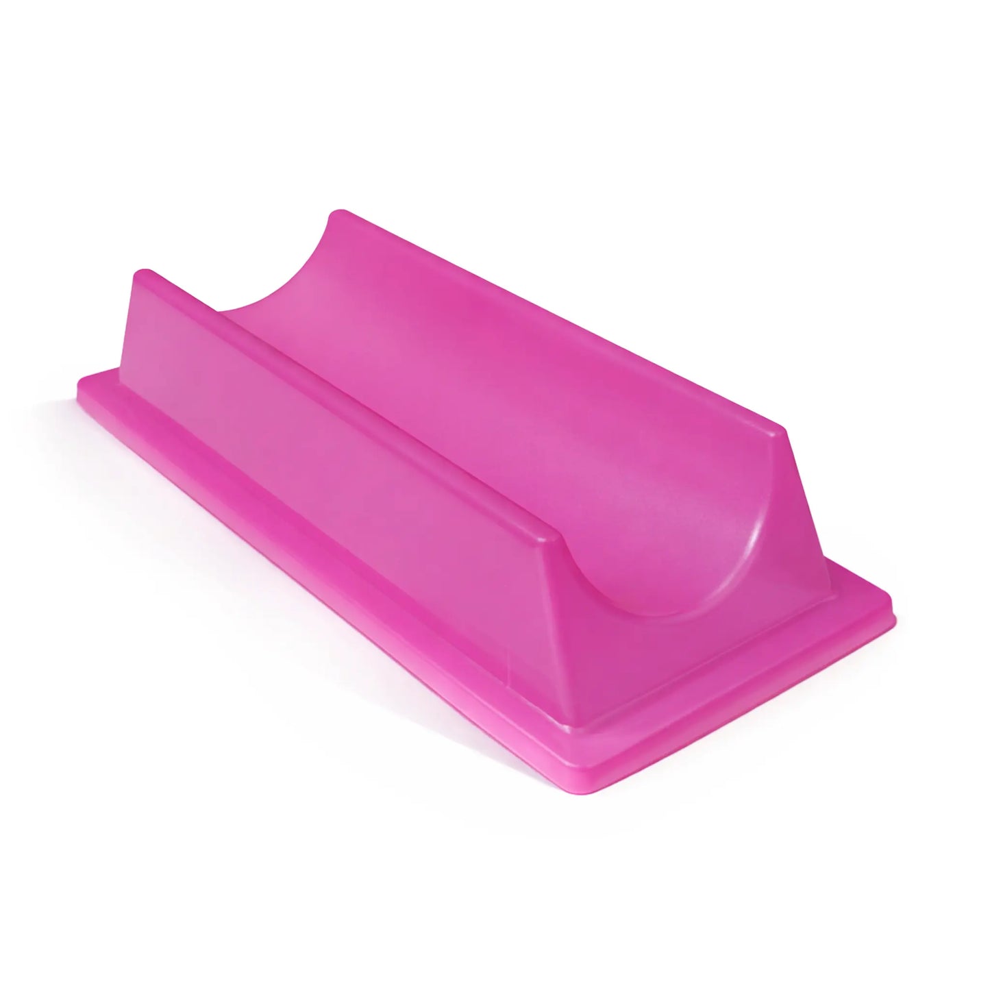 Objeto de plástico rosa sobre fondo blanco