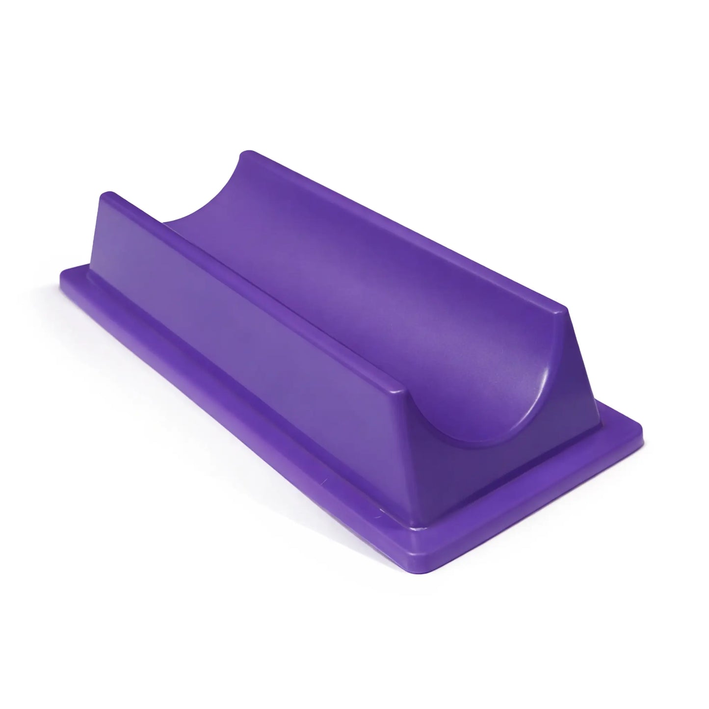 Objeto de plástico morado sobre fondo blanco