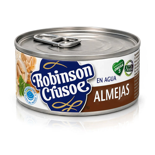 Lata de almejas Robinson Crusoe en agua sobre fondo blanco