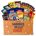 Surtido de paquetes de aperitivos en una caja etiquetada "Sabores de Chile" con varias marcas.