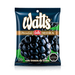 Una bolsa de 250 g de mermelada de moras sobre un fondo blanco.