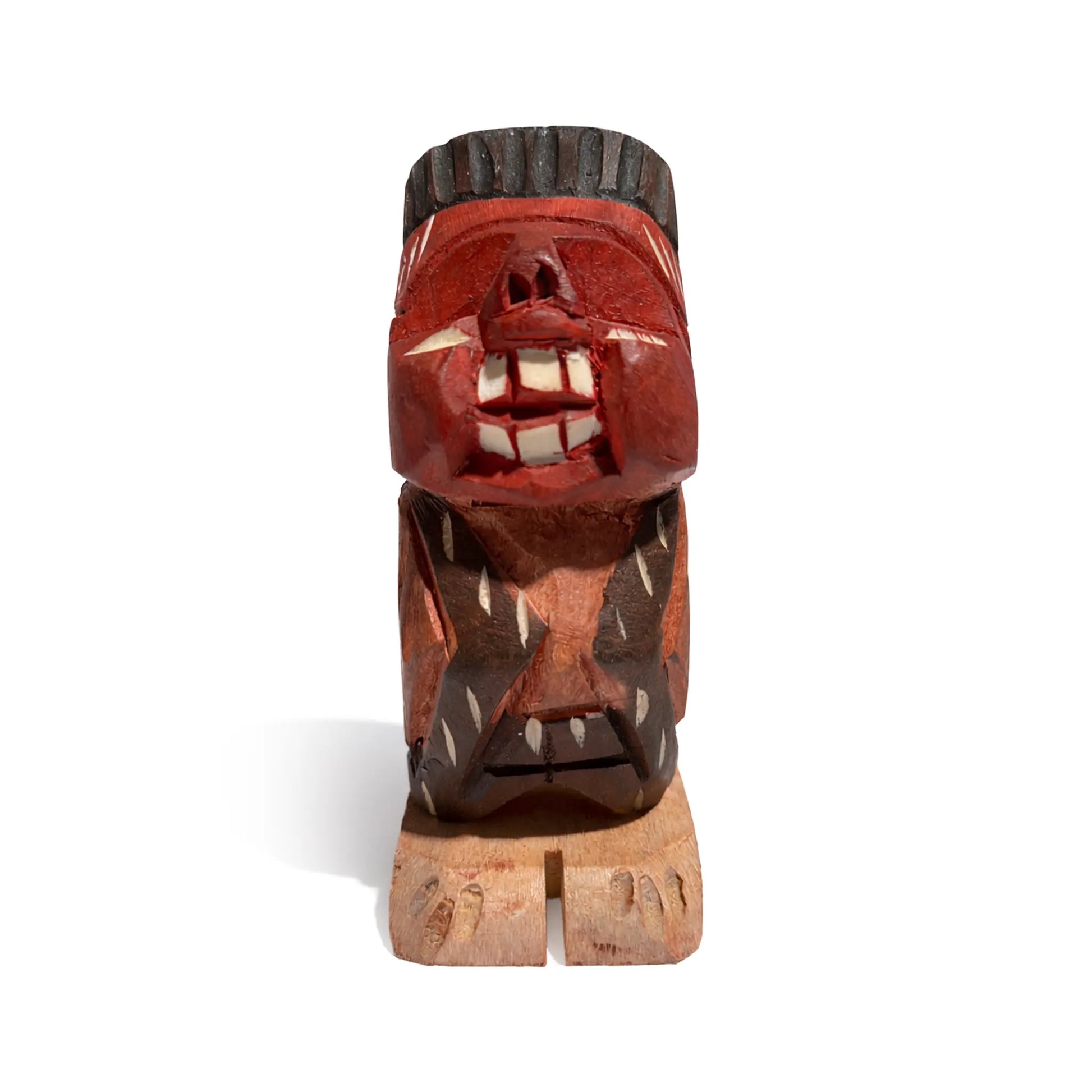 Escultura de madera tallada a mano «Indio Pícaro» de Chile, figura tradicional del arte popular chileno.