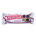 Envase de Mantecol Clásico, una Barra de cacao y mantequilla de cacahuete. El envase es predominantemente blanco con detalles en rojo y presenta el nombre del producto y una imagen de la Barra con cacao y mantequilla de cacahuete visibles.