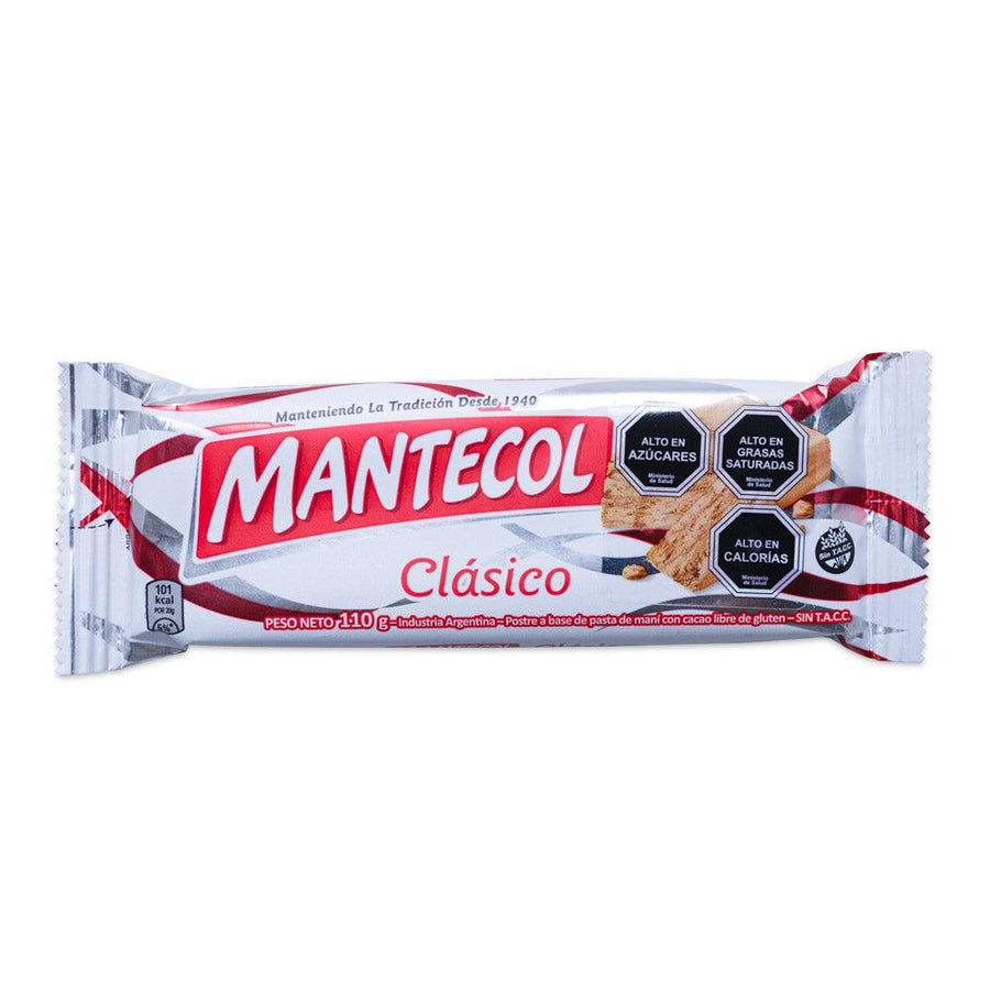 Envase de Mantecol Clásico, una Barra de cacao y mantequilla de cacahuete. El envase es predominantemente blanco con detalles en rojo y presenta el nombre del producto y una imagen de la Barra con cacao y mantequilla de cacahuete visibles.